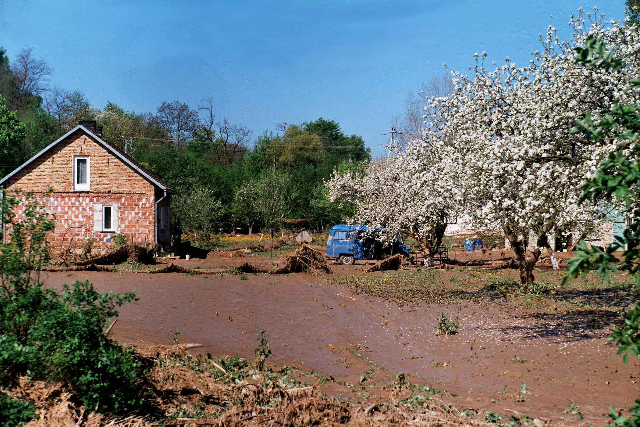 Zniszczone i podtopione gospodarstwo domowe w Sułoszowej (18 maja 1996) szacowana suma opadu 180 mm na dobę