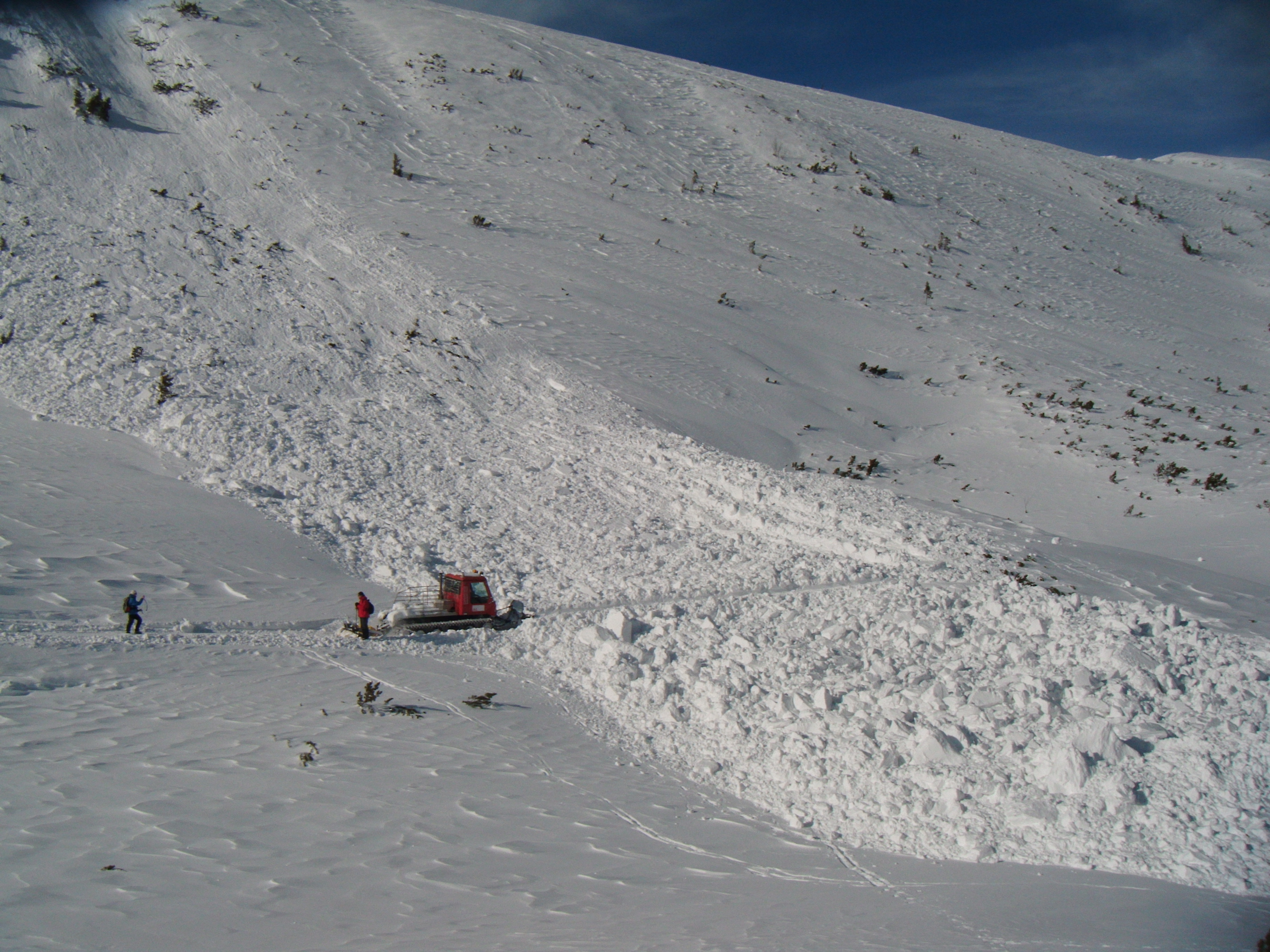  Lawina śnieżna spadła na szlak turystyczny w okolicach Kotła Gąsienicowego w Tatrach (fot. B. Chlipała)